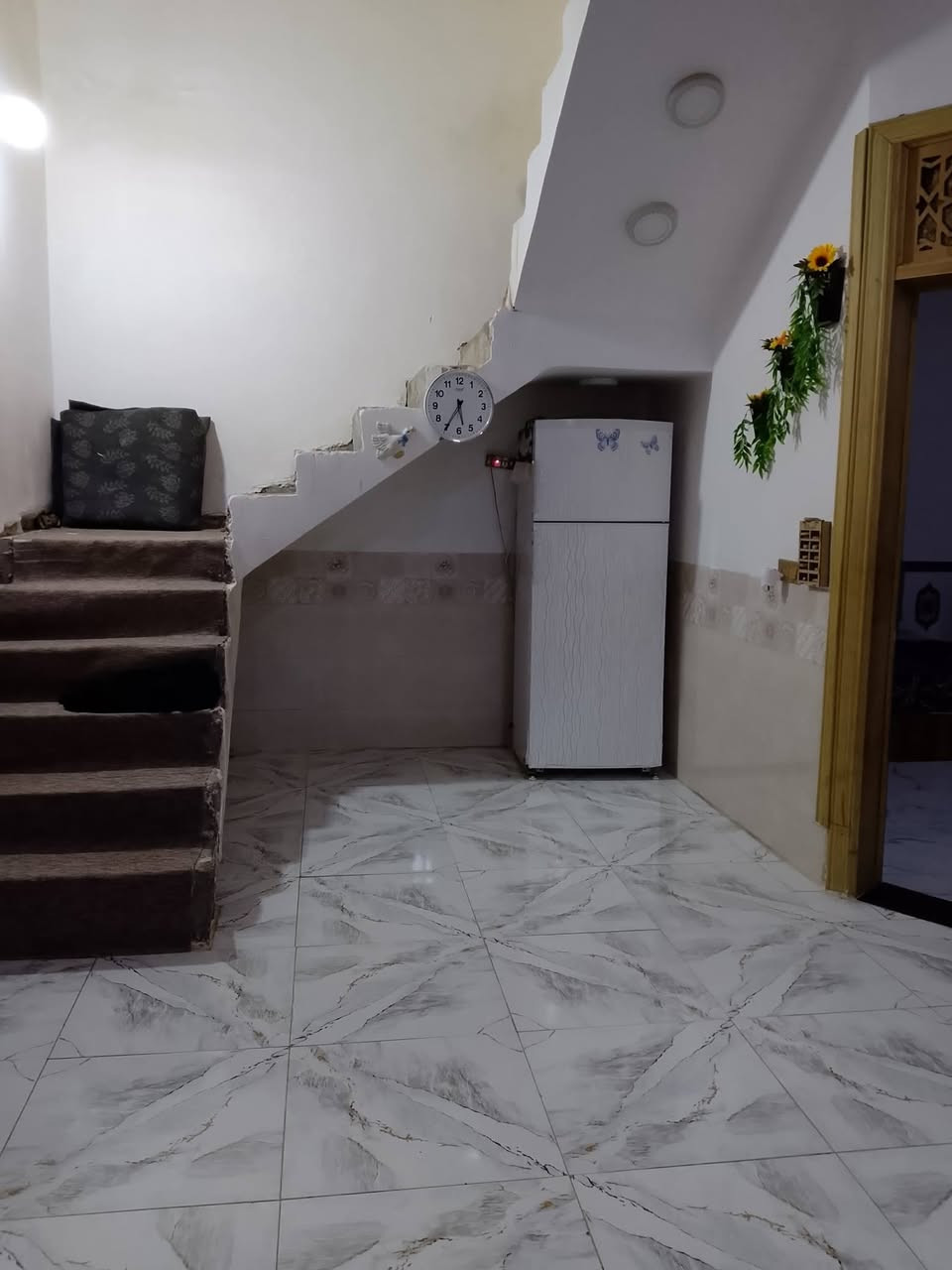 بيت للبيع كربلاء حي الامامين يبعد عن الإمام كيلوين المساحه 150م يتكون من ثلاث غرف وصاله واستقبال ومطبخ السعر 140الاتصال على الرقم ***********
