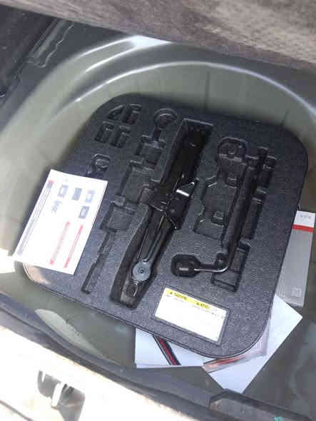 السلام عليكم كورولا موديل 2024
دخول جديد قبل بومين دخلت ترقيم جديد البارحه رقمتها 
بيها قطعتين 
باب السكن بصف السائق تبديل تفصيخ 
وبيها الباب الخلفي بي تصليح وصبغ 
بيها بعض الرصعات خفيفه 
صور الحادث وصور الإمارت بدون رقم صوره الشاصي ويا المنشور 
وهاي كل تفاصيل السياره 
ماشيه 40700كم تقريباً 
داخل مخمل 
تحكمات استيرن 
كامره 
رادارات 
وبعد مواصفات والله ما أعرف بيها 
مكفولة من محرك وكير وصدر وتايرات ودواخل وبجم وصندوك كله جديد وضع شركه 
مكانها بغداد البلديات قرب الشقق الفلسطينية 
***********
السعر 155$ وبها شي بسيط
