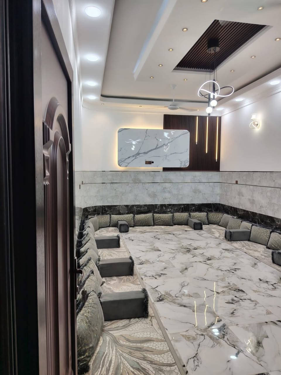 سلام عليكم
بيت للبيع بالعبور المدخل الاول 
بيت ركن مساحه240م  واجها 10عمق24
بيت كامل طابق واحد+اساس بادلو 
سند زراعي 25 وبي وصل بلديه 
اكتب تم يوصلك السعر بالتعاليق
للستفسار اكثر مراسلة الصفحه او الاتصال ع الارقام👇
***********
***********
