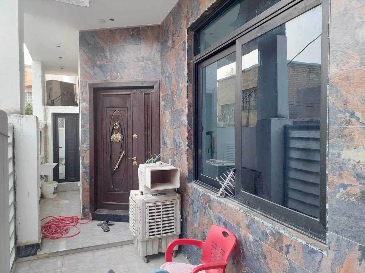 عرض جديد 2026 للبيع مساحته 130 متر ملك صرف طابو مطلوب عليه اسكان البيت متكون من 3 مشتملات طابق ارضي يتكون من
2 غرف نوم واستقبال وصاله ومطبخ وصحيات وطرمه وجه البيت 14 في 9 ونص البناء بلوك احمر ابوابت تركيه باب الاستقبال قاصه طابق الرضي جاهز ومسكون وطابق ثاني متكون من 2 مشتملات هيكل مباقي شي على تقفيله الموقع ديالى بعقوبه المركز السراي منطقه القيصريه بين شارع العام خريسان وكورنيش ديالى السعر 175 مليون وقابل لتفاوض مع صاحب البيت مباشر

***********
