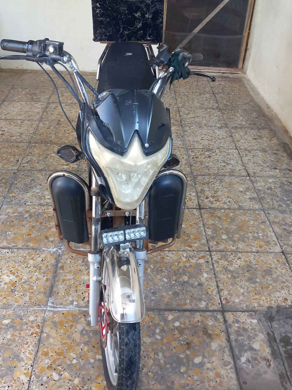 سلام عليكم دراجه شحن هارلي باب اول عاليه دراجه نضيفه بطاريات جيده 5 بطاريات تايرات جديده مابيها اي نقص السعر ٤٠٠ وبيها مجال ***********
