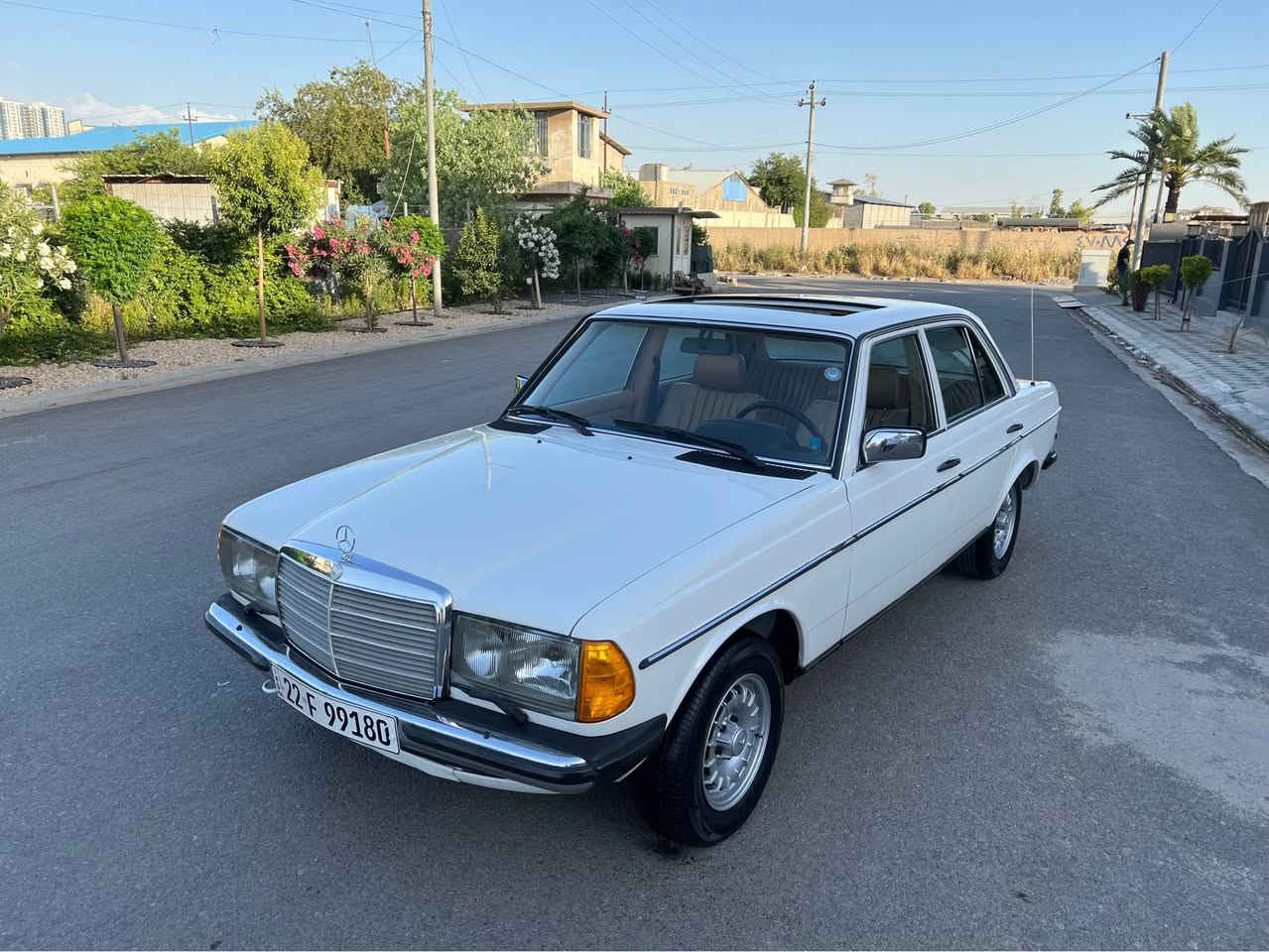 🚨🔥 مرسيدس الكلاسيكية الأصلية… E300d 🔥🚨
Mercedes-Benz E300d – 1984 
💰 السعر؟ 95 ورقە

💥 كلاسيك ألماني + وضع الشركة 💥
الموديل: 1984
دخول جديد 🔥
الرقم: أربيل

━━━━━━━━━━━━━━━
🔥 الحالة:
محرك + گير بلادي ✅
تبريد شغال 💯
داخل وخارج السيارة بلادي
على وضع الشركة 😈

📞 ***********
📞 ***********
📍 أربيل – معرض هاشم للسيارات أربيل, العراق
