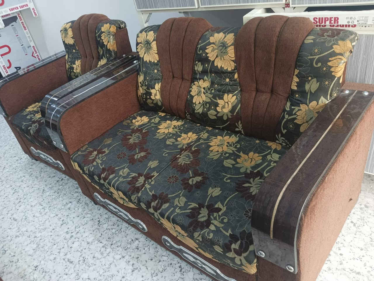 140 ألف فقط تخم مستعمل نظيف 5 قطع متوفر الان لدى مجمع السيد عمار للأثاث ألعنوان تكريت مجاور المحكمة القديمة وكاتب عدل للأستفسار***********
