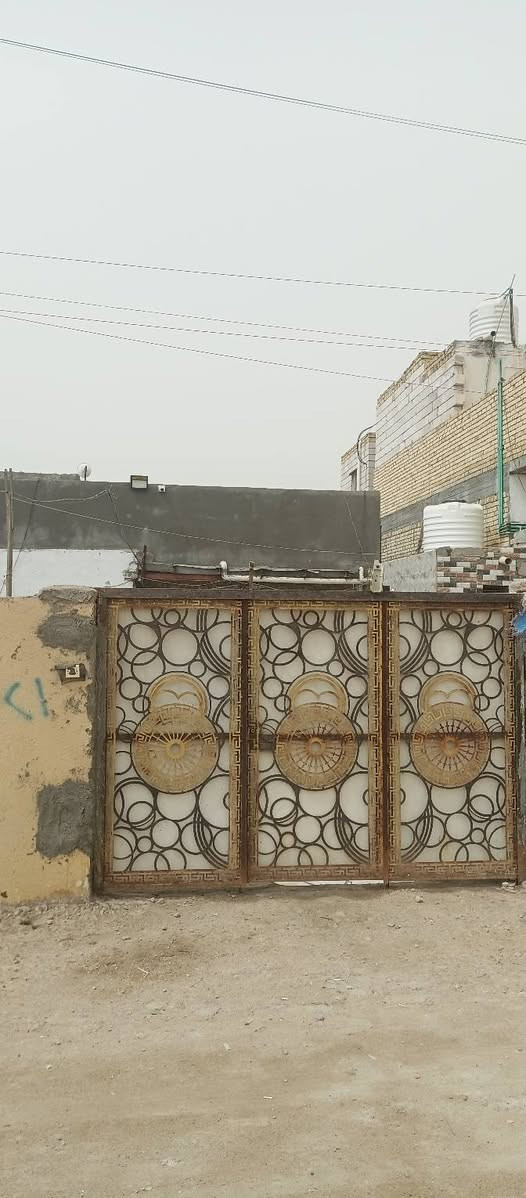 بيت البيع فضليه قريه الزهراء على شارع العام قرب مدرسه الحسن المجتبى بتدائيه متوسطه  يبعد عن مدرس 50 متر  مساحه البيت 300متر يتكون من غرفتين وصاله وغرفه ستقبال ومطبخ وديوانيه وصحيات   ***********
