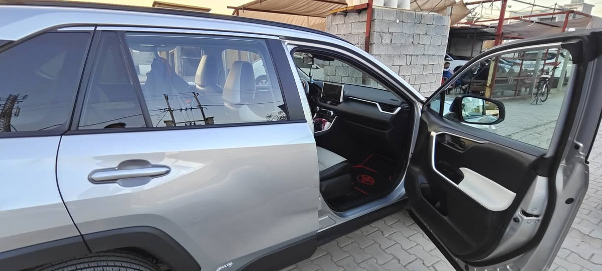 السلام عليكم من رخصه الادمنيه 
راف فور ٢٠٢٤ رقم بغداد
حادثهة تقرير غرق 
السيارة جديده بمعنى الكلمه
هايبرد بانزين  ماشيه 17ميل
مكينه ٢٥٠٠
رقم بغداد دولي 
مواصفات عاديه 
تخم تاير نكسن مال جناي السيارة
السعر(230) مكاني ديالى بعقوبه
او بغداد العامريه (***********)
