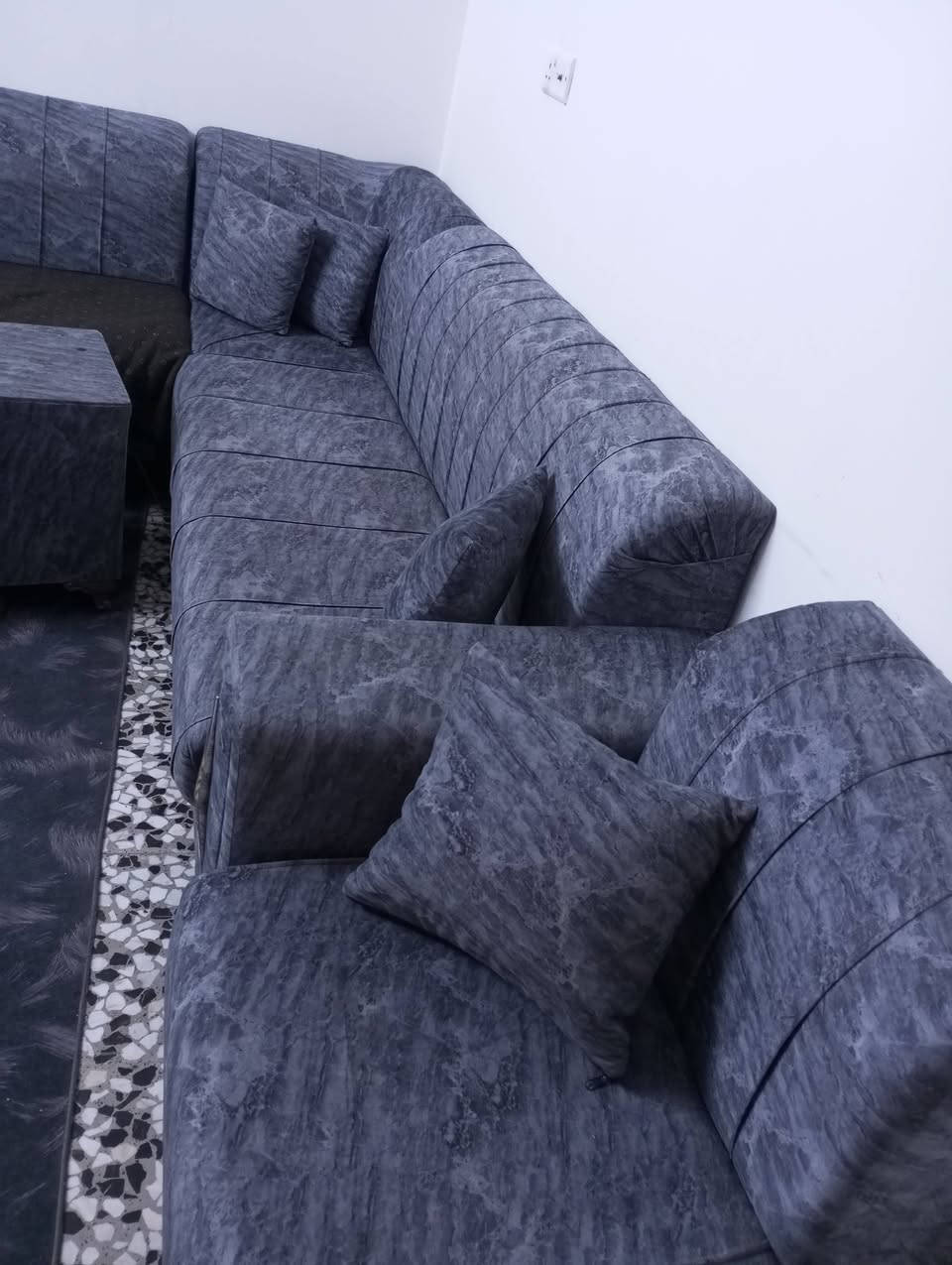 تخم عشر مقاعد للبيع نظيف للبيع في عيب واحد حرق ب احد المقاعد سعر 240 الف رقم ***********. ومع طاوله و6 كوشات ومعه زولي  العنوان بغداد المنصور
