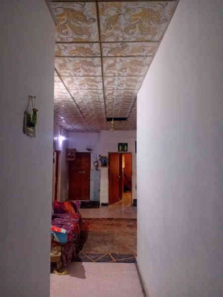 بيت طابو زراعي السعر 125 وبي مجال قليل    مساحته 400 و 30 يتكون من 3 غرف و موزع غرف و هول و دوانيه و صيحات عدد 3 و طارمه و حديقه و مناور و ترك وره البيت 
البيت بناء  كله طابوق و جميع الخدمات موجوده محلات و مدارس العنوان بصره شط العرب عبر جسر ثاني  الفيروزيه عالشارع 
*********** واتساب
