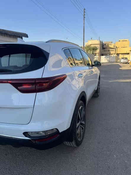 السلام عليكم كيا سبورتج ٢٠٢٠ ماشيه ٣٤ الف حقيقي على ايدي ضمان الشركه الدوليه سياره جديده مواصفات شاشه اريل نفكيشن تخم تاير السياره خير من الله على وضع الشركه مضمونه صار بيه طخه باب الصدر وبين البابتين كما موضح بالصوره سعره  ٢٠٥ وبيه مجال للشراي مكانها بغداد  موبايل ***********  غير متواجد ع الفيس .
