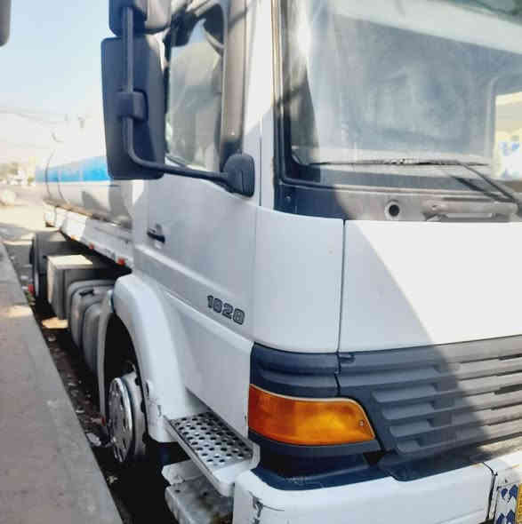 السلام عليكم. تنكر  2001. اكتروز اتيكو. رقم بصره.  حموله ١٢ طن. سياره نظيفه وجاهزه للعمل تخم تايرات جوهه جدد كير مكينه نظيفات. الشراي يتصل ويدلل وسعرهه بي مجال ومناسب لشراي *********** واتساب او رصيد البصرة
