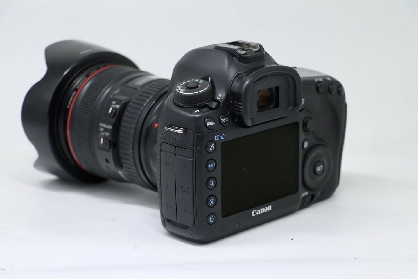 كأمره كانون   (💣 ✨5D Mark 3 📸💣)
مع عدسه 24-105 رنك احمر فول فريم 
نضافه 95/100 كامل ملحقات
1- رام 32✅
2- حقيبه✅
3- حزام كتف✅
4- شاحنه اصليه ✅
5 بطاريه اصليه ✅ 
6- توصاله نقل صور ✅
يوجد توصيل كل العراق 🚚 السعر (⬅️.  ➡️) 
 ***********
