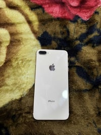 ايفون 8 بلس – ذاكرة 64GB حالة الجهاز نظافة ممتازة الشاشة بيها فطور بسي...