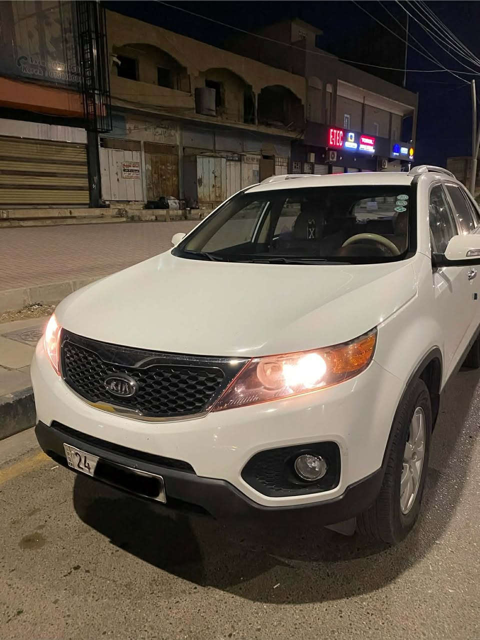 عندي سيارة للبيع نوع سورينتو موديل 12 كوري 
‎بدون صبغ وبدون حادث 
‎مجرد تعديل بسيط عالبارد الباب الخلفي من جهة اليمين والسونار موجود
‎المواصفات الخاصة بالسيارة 
‎كابون بانزين
‎1ـ مكينة 2400 دوش 
‎( المرغوب)
‎2ـ مري شفط كهربائي 
‎3ـ اشاير بالمري 
‎4ـ تحكمات ستيرن 
‎5ـ مثبت سرعة كروز 
‎6ـ تبريد ثلج شرط ثلاث قطع 
‎مع تحكم لمس 
‎7ـ شاشة لمس كبيرة 
‎8ـ كاميرا خلفية دوار 
‎9ـ ويل كپ حجم 17
‎10ـ السيارة (7 راكب)
‎11ـ طخم تايرات جديد 
‎12ـ باتري جديد 
‎13ـ السيارة رقم دهوك (مسطرة الجديد)
‎#ـ المحرك معمر جديد شرط 
‎والسيارة نظيفة كلش أمانة الله ورسوله وما ناقصها أي شيء والسيارة مال بيت 
‎مكان السيارة (موصل)
‎للتواصل والإستفسار 
‎على الأرقام التالية
‎كورك:***********
‎اسيا: ***********
