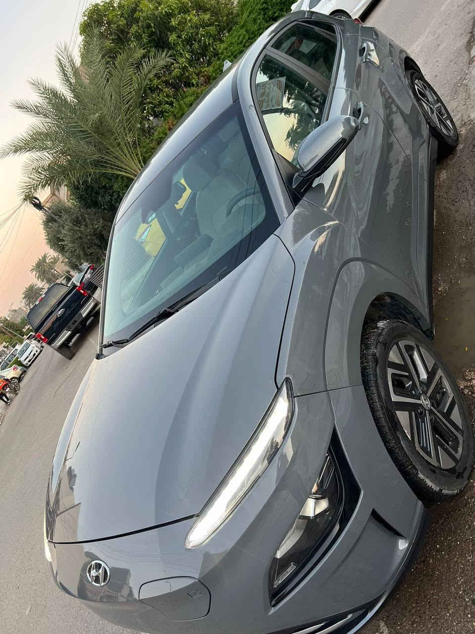 كونا موديل 2023se  وارد امريكي تشتغل على الشحن كهرباء فقط بدون بنزين وبدون دهن محرك وبدون راديتر للماء الشحن يمشيها 450 كيلو متر حوالي شهر بالداخل فول مواصفات عدا الفتحه مقعد كهرباء الكير دكم سايدبريك بصمه تشغيل بصمه ابواب بصمه مقاعد تدفئه وتبريد اشاره بالمري رادارات امامي وجانبي اوتو ستوب اللون مميز سمنتي سياره نشطه وخصوصا بالتسارع بدون ادفانس لان على الشحن  حادث بنيد صبغ ماشيه 20 الف السعر  150 ورقه للمعلومات الاتصال *********** // *********** // ***********
