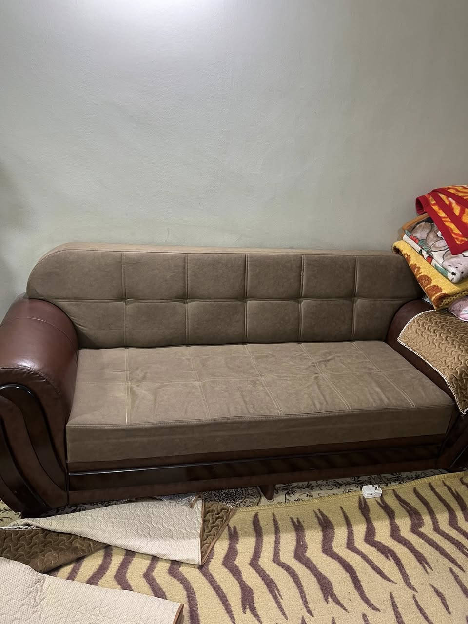 تخم 8 مقاعد ثنين صغار ثنين كبار  نظافة 100% مكان الطوبجي رقم ***********
