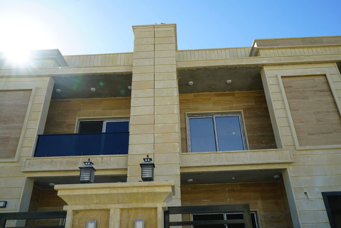 بيت للبيع في مجمع بولونيا السكني المساحة 158 متر  مجاور كلية اليرموك /بعقوبة. جاهز الاستلام بعد شهر ممكن ان يصل نصف المبلغ والنصف الثاني دفعات خلال سنة .البيع مباشر بدون مبادرة 
للاستفسار الاتصال على الرقم او واتس اب ***********
