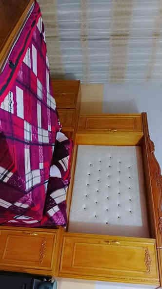 سلام عليكم غرفة اخشاب استخدام سنة ونص نظيفه اي ضرر ما بيها سعرها مليون و١٠٠ مكانها الأكرمين ***********
