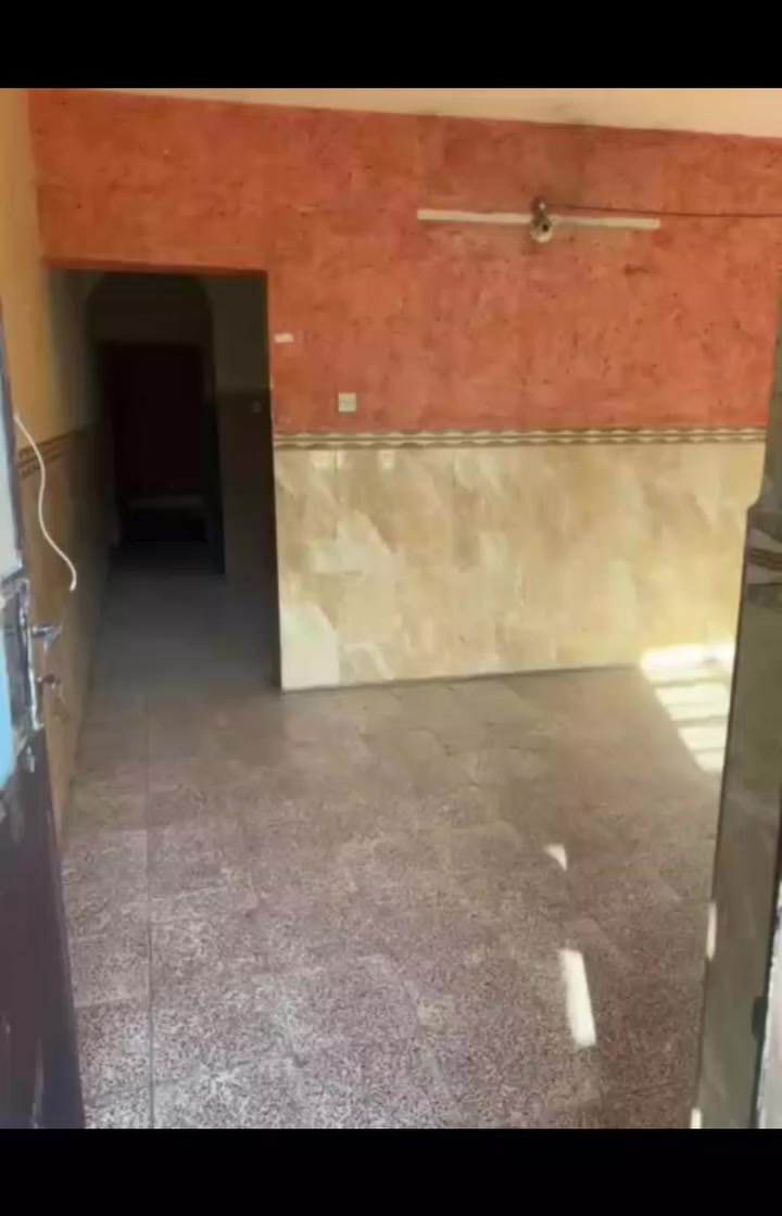 جملاحظه .... يجب أن يكون مستاجر حصرا من منطقه لكريعات او لديه كفيل من منطقه لكريعات غير ذالك يرفض من قبل صاحب الملك  رجاءا عدم احراج ،،،
✨ مشتمل للإيجار – الكريعات ✨
📍 الموقع: الكريعات – فرع مقابل مطعم البلام
📐 المساحة: 80  متر
💰 الإيجار: 300  ألف شهرياً
🏠 تفاصيل المشتمل:
▪️ غرفة نوم
▪️ صالة
▪️ مطبخ
▪️ خدمات صحية
▪️ سطح كبير
🚗 سيارة باب الشقة تطبك
✔️ شقة نظيفة
✔️ جاهزة للسكن فوراً
✔️ مناسبة لسكن عائلة صغيرة
📞 للاستفسار:
***********
