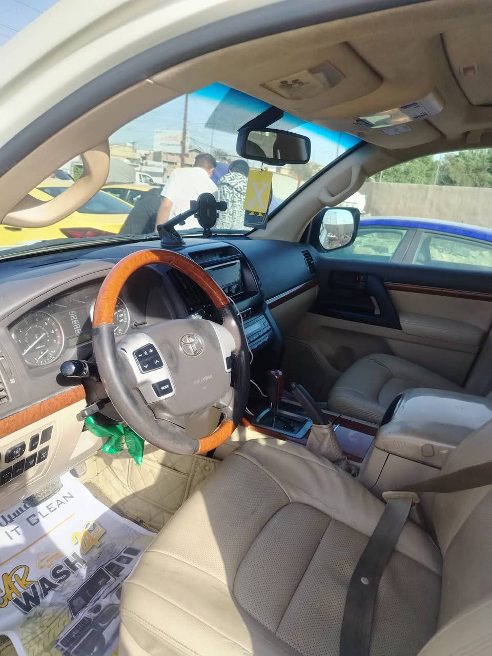 سلام عليكم لاندكروزر موديل ٢٠١٥ سياره مكفول عدد بارد قليل بل باب الخلف الصدر جوه اليده وبيهه رصعه بل جاملق المامي السيارة ماشيه ٢٣٠  وقم بغداد *********** مكاني بغداد الحبيبيه
