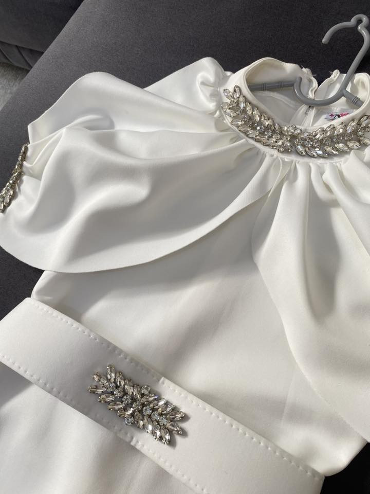 فستان عقد يجنن ملبوس ساعه فقط
ماخذته من فيولا ببغداد
مجسم ع الجسم يلبس قياس من 36 الى 40 يكعد قالب يفصل الجسم يجنن وكشخه
نظيف جدا جدا
سحاب خلفي
الطول 125 يوصل تحت الركب
خامه ليگرا تجنن
حزام دكم ع الخصر
الصور واضحه جداً نفس الحقيقه ضبط 
ماخذته ب60 اريده قفل 30 
متوفر توصيل


**إذا كنت صاحب هذا الإعلان وتريد حذفه لأي سبب، رجاءا أرسل رسالة إلى الدعم الفني**