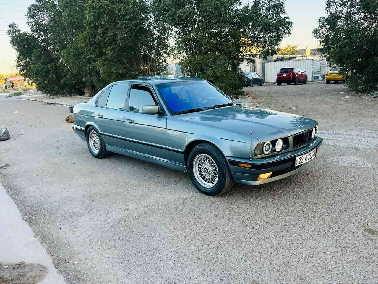 سلام عليكم
للبيع بي ام 525 موديل 1991 
رقم اربيل انكليزي بسمي تحويل مباشر
مكفوله من ضربه فقط صبغ جماليه. 
مكينه مسكر فانوس 6 سلندر مكينه جديد
كير اوتماتيك 
سياره فول مواصفات. 
بجم عريض. سلايد طكتين شغال
دبل ايرباك كشنات مخمل جدد 
تبريد ثلج تخم تاير وصدر كله جديد. 
كهربائيات كلها شغاله مابيها كلوب طافي. 
سياره حلوه ومصروف عليها مال جناي وتجي وتشوف بعينك 
سعر 67 وبيها مجال مكان سياره بغداد حي الجامعه رقمي *********** بغداد, العراق
