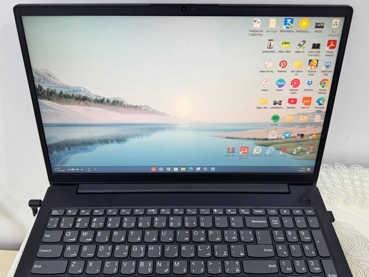 💻 لابتوب LENOVO V15 G4 RU الجيل الرابع
خيار عملي وخفيف للحمل، مثالي للدراسة، تصفح الإنترنت، برامج الأوفيس، التعليم الإلكتروني، والاستخدام اليومي بكل سلاسة والبرامج والالعاب المتوسطة 

مستعمل شهر واحد فقط 
نظافة 100% 
شرط الفحص والاسترجاع اذا لگيت اي خلل ومراح تلگة صدگني ..

📌 المواصفات:
✅ المعالج: Core i5-13420H
✅ الرام: 8GB قابلة للتطوير 
✅ الهارد: 512GB SSD قابل للتطوير
✅  كيبورد عربي انكليزي 

✅ دورات الشحن 27 مرة فقط 
وبقية التفاصيل كما موضح امامك بالصور .. 

الملحقات :
كارتون الجهاز 
🖱️ ماوس وايرلس
🔌 الشاحن الأصلي

🛡️ الضمان والخدمات:
✔️ فحص كامل قبل الدفع والاستلام
✔️ ضمان 3 أيام استرجاع عند وجود خلل مصنعي

📍 الموقع : ذي قار مركز

🚚 التوصيل متوفر بعد استلام المبلغ 

📱 للتواصل واتساب او اتصال: 
 ***********
او تفضل عالخاص . 

💰 السعر: 650 الف فقط ..
مع العلم الجديد نفسها سعرها 800 الف  فما فوق .
