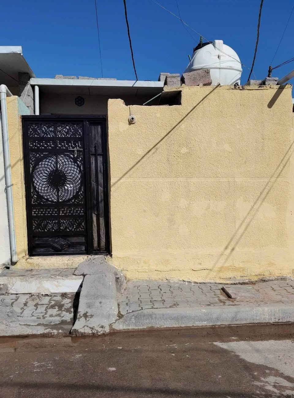السلام عليكم مشتمل للايجار 
مساحة 70متر السكف سندويش كاعيه شتايكر يحتوي على غرفه نوم  استقبال صاله صحيات الموقع بغداد الكماليه حي السلام القدس شارع المستشفى الفضيلية

الاستفسار اتصل ***********
