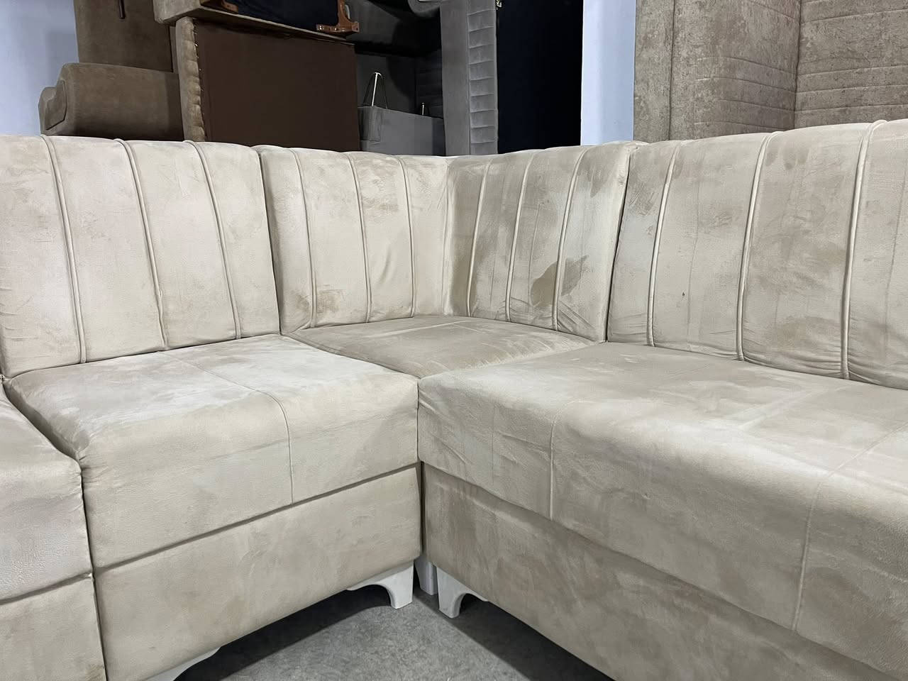 L
هاتینەوە بە ئێڵێکی لۆک بەکار نەهاتوو
 10 نەفەری فول دەست کردە تابڵێی تۆکمەیە
دیزاینێکی ناوازەی هەیە پەلەبکەن نامێنێت 
ژم***********
