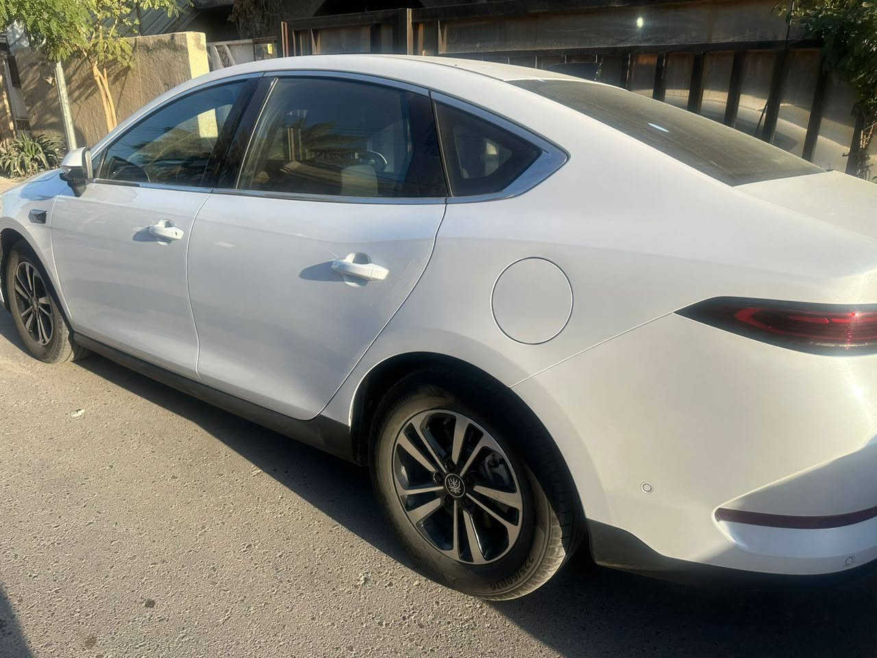 بي واي دي للبيع فول مواصفات ١٣ كامره فتحه ركن ذاتي رادرا داش كام منه وبيه وبوكس شاحنه اصلي اربع وضعيات قياده
ماشيه ١٤ الف بيه طخه بسيطه ومسويه ممبينه نهائيا السعر ١٤٢ ورقه  اني ماخذه ١٥٥ ورقه اول منزلت مكاني حي الجهاد الشارع التجاري ***********
