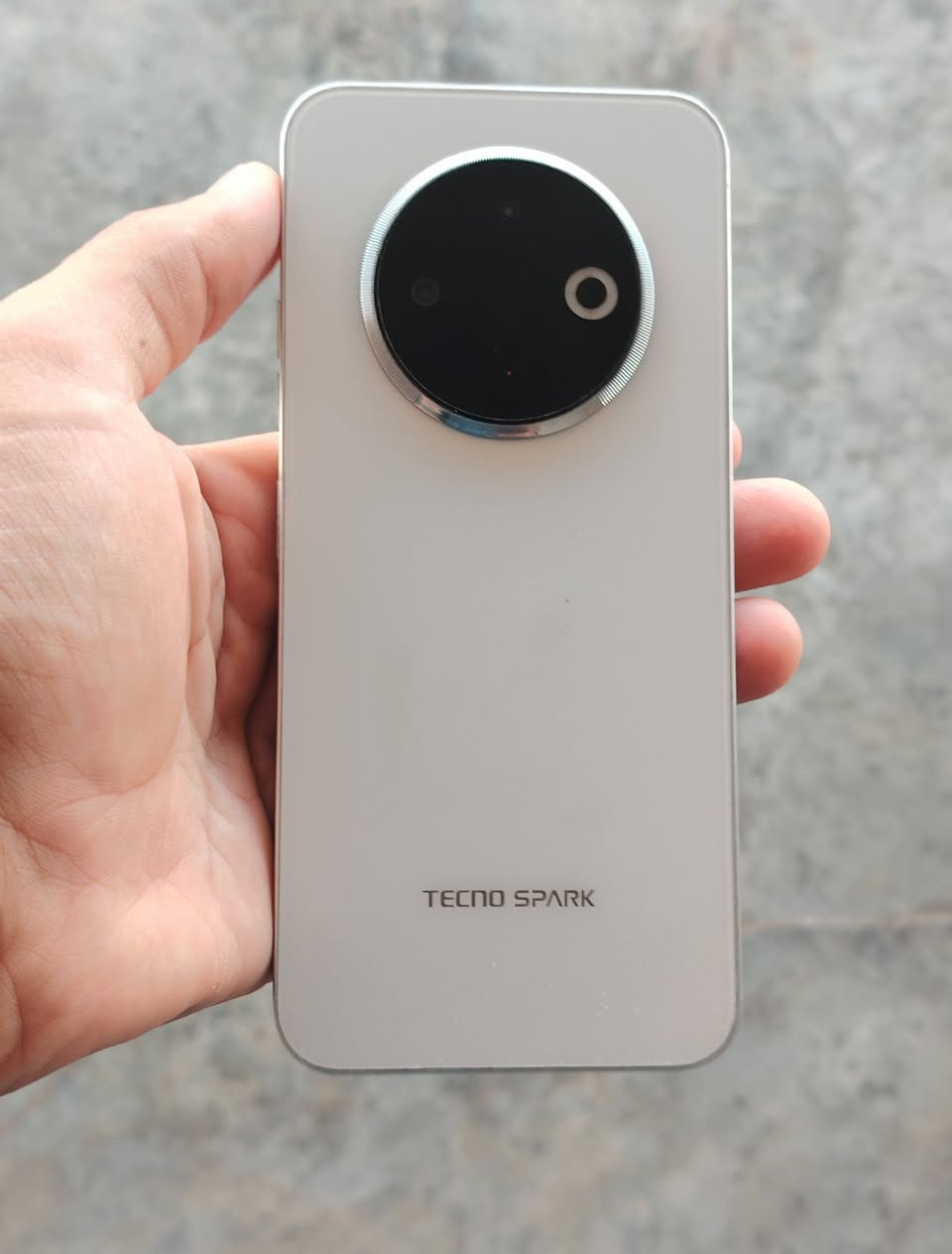 السلام عليكم 
للبيع تكنو سبارك 30C
مواصفات الجهاز
- *الشاشة*: IPS LCD بحجم 6.67 بوصة بدقة 720 × 1600 بكسل (HD+) مع معدل تحديث 120Hz.
- *المعالج*: MediaTek Helio G81 ثماني النواة.
- *الذاكرة*: 8 جيجابايت رام و256 جيجابايت تخزين داخلي.
- *الكاميرا*:
    - خلفية: 50 ميجابكسل + فلاش LED مزدوج.
    - أمامية: 8 ميجابكسل + فلاش LED.
- *البطارية*: 5000 مللي أمبير مع شحن سريع 18W.
- *نظام التشغيل*: Android 14.
- *الأمان*: مستشعر بصمة جانبي وفتح القفل عبر التعرف على الوجه.
- *الاتصال*: دعم شبكات 4G، Wi-Fi، Bluetooth، GPS، منفذ USB Type-C، دعم OTG، ومنفذ سماعات 3.5 ملم.
- *التصميم*: مقاوم لرذاذ الماء والغبار بمعيار IP54  
للأستفسار خاص أو الأتصال 
هـ ***********
