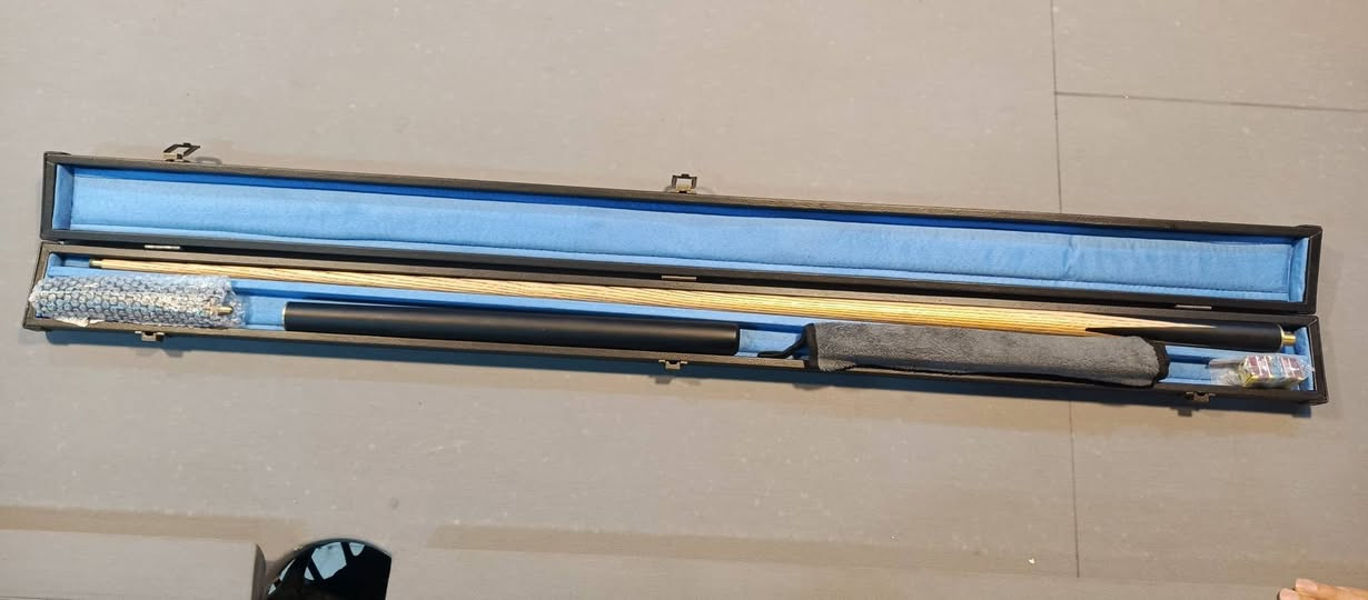 كيوب سنوكر من ماركه عالميه كيوب جديد جديد ما مستخدم ولا مجوك اصلا يعده بليبل كويب قطعتين ويا اكستيشن وجوك 2 وكامل مع ملحقاته سعر خاص او ***********
