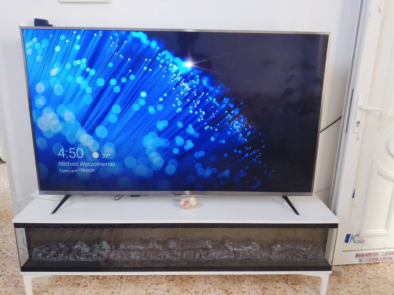 تلفاز حديث للبيع حجم 65 4K مع ميز السعر على الخاص نوع الشاشة: LED / LCD بحواف نحيفة.الدقة الشائعة: HD Ready (1366 × 768 بكسل) للمقاسات الصغيرة مثل 32 بوصة، وتصل إلى 4K للمقاسات الأكبر.معدل التحديث: 60 هرتز (Hz) لتوفير سلاسة في الحركة والعرض.زاوية الرؤية: 178 درجة أفقي وعمودي لرؤية واضحة من جميع الزوايا.⚙️ الأداء والعتاد الداخلي (Hardware)المعالج: معالج رباعي النواة (Quad-core) مخصص لمعالجة الصور والذكاء الاصطناعي.الذاكرة العشوائية (RAM): تتراوح بين 1 جيجابايت إلى 1.5 جيجابايت في الموديلات الاقتصادية.ذاكرة التخزين الداخلية: 8 جيجابايت لتنزيل التطبيقات وتخزين البيانات.النظام المشغل: يعمل بنظام Android TV أو Google TV مدمج يدعم تصفح الإنترنت وتشغيل تطبيقات البث. للتواصل عبر الواتس أو الاتصال على الرقم ***********
