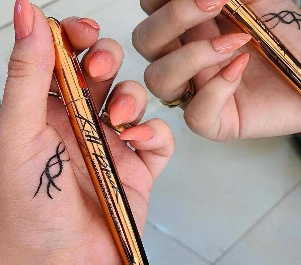 لاينر الذهبي الأصلي الشهير ❤️🥰
قلم ايلاينر ذهبي 
سواد فاحم😍
ثبات لمدة طويلة 😍
سهولة الاستخدام والتحكم 😍افضل من السائل..
ضد الماء ❤
السعر الفين دينار
@إشارة 
#غرام_بسماية_بيوتي #بسماية_مول #بسماية_  #يارزاق #بسمايه #كوزمتك #مشاهير #مكياج #ياالله #ايلاينر


**إذا كنت صاحب هذا الإعلان وتريد حذفه لأي سبب، رجاءا أرسل رسالة إلى الدعم الفني**