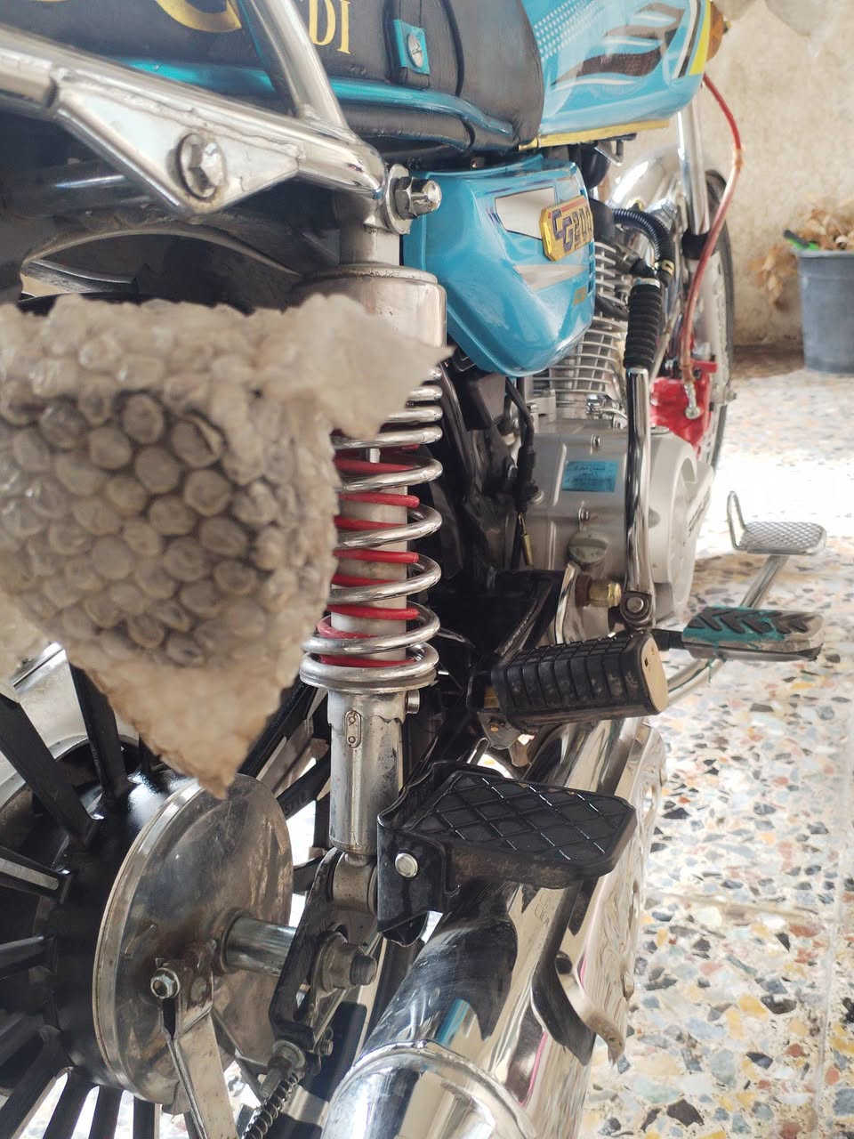 السلام عليكم
دراجة songling موديل2025 للبيع محرك 200cc
صالنصة كاتم الكتروني كلة شغال كلشي ما تحتاج ماشية بس 1800 الدراجة مصارلهة بالشارع اقل الشهرين كلشي بيهة جديد عدا الكلوب بس كسر بسيط بس شغال 
السعر 800 بي مجال بسيط 
المكان بغداد المحمودية 
رقم ***********
