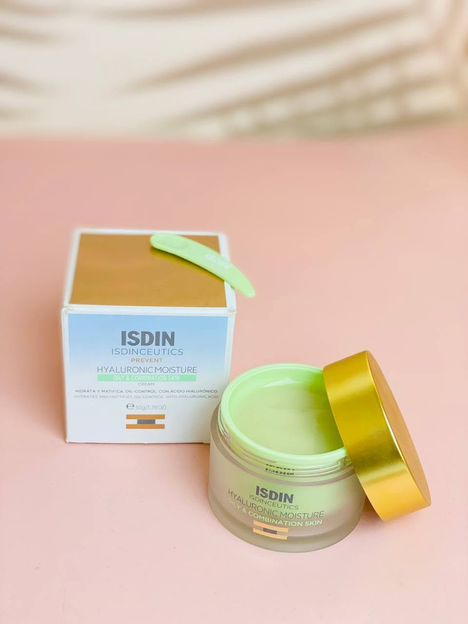 ✨ كريمات ISDIN Hyaluronic Moisture الأصلية – ترطيب احترافي حسب نوع بشرتج ✨

هاي المجموعة تعتبر من أقوى كريمات الترطيب الطبية من شركة ISDIN الإسبانية 🇪🇸، تعتمد على حمض الهيالورونيك الي معروف بقدرته العالية على جذب وحبس الرطوبة داخل البشرة، حتى تبقى ناعمة، ممتلئة، وصحية 💧

هسه نشرح كل نوع بالتفصيل 👇

🟢 أولاً: الأخضر – للبشرة الدهنية والمختلطة (Oily & Combination Skin)
✔️ يرطب البشرة بدون ما يخليها دهنية
✔️ ينظم إفراز الدهون ويقلل اللمعان
✔️ يخفف مظهر المسام الواسعة
✔️ قوامه خفيف جداً ويمتص بسرعة
✔️ مثالي للبشرة الي تعاني من دهون وحبوب

🌟 النتيجة: ترطيب متوازن بدون أي دهن أو ثقل

🔵 ثانياً: الأزرق – للبشرة العادية والجافة (Normal to Dry Skin)
✔️ ترطيب عميق يدوم طول اليوم
✔️ يعالج الجفاف والتقشر
✔️ ينطي نعومة ومرونة للبشرة
✔️ يقلل الخطوط الرفيعة الناتجة من الجفاف

🌟 النتيجة: بشرة ناعمة، ممتلئة، وصحية
🌸 ثالثاً: الوردي – للبشرة الحساسة (Sensitive Skin)
✔️ يرطب ويهدئ البشرة الحساسة
✔️ يقلل الاحمرار والتهيج
✔️ لطيف جداً وما يسبب تحسس
✔️ يقوي حاجز البشرة
المنشأ أسبانيا الأصلي  🇪🇸

سعر القطعة ؟؟


**إذا كنت صاحب هذا الإعلان وتريد حذفه لأي سبب، رجاءا أرسل رسالة إلى الدعم الفني**