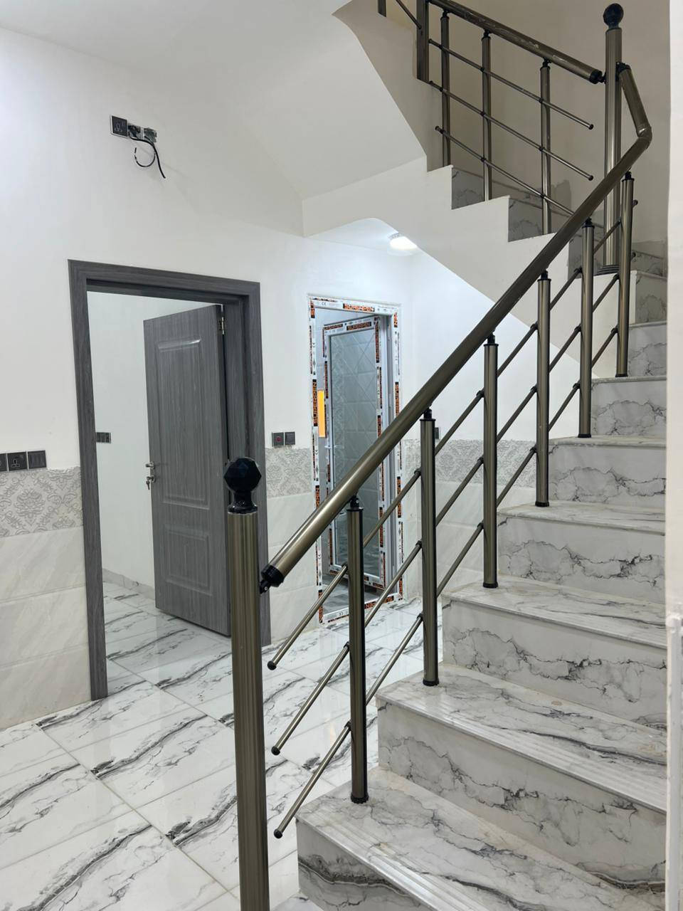 🏠 بيت للبيع في كربلاء
📍 الموقع: حي موسى الكاظم، قرب فندق البارون
📐 المساحة: 50 متر
📄 السند: سند زراعي 25 + قرار محكمة
👷‍♂️ البناء: حديث، درجة أولى
🛏 التفاصيل:

3 غرف نوم

شارع بعرض 8 متر

كافة الخدمات متوفرة (ماء، كهرباء، مجاري، تبليط)
للاستفسار 
***********
***********
