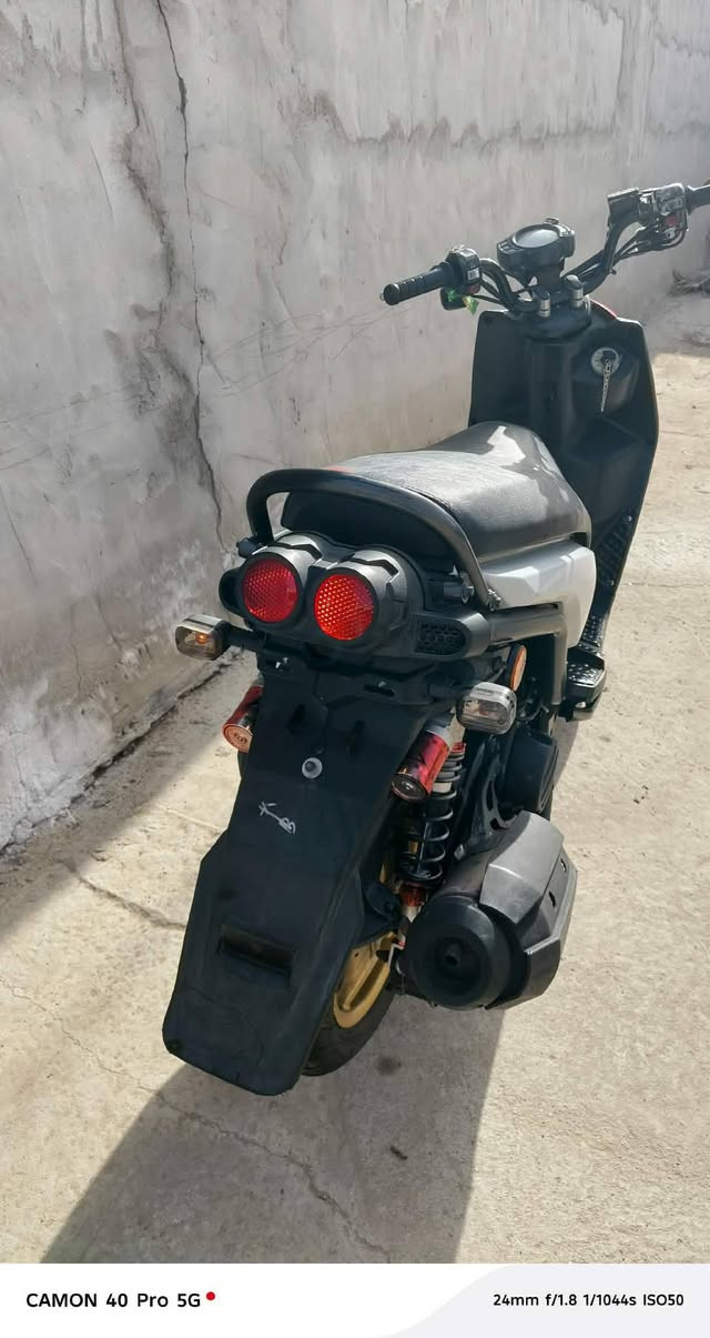 سلام عليكم دراجه سكنس جبلي للبيع الدراجه نضيفه وحلوه ومكينه ناعمه صارله اسبوعين طالعه رمبه سعر ١٢٠٠ وبيه مجال مكاني حله مركز مدينه ***********
