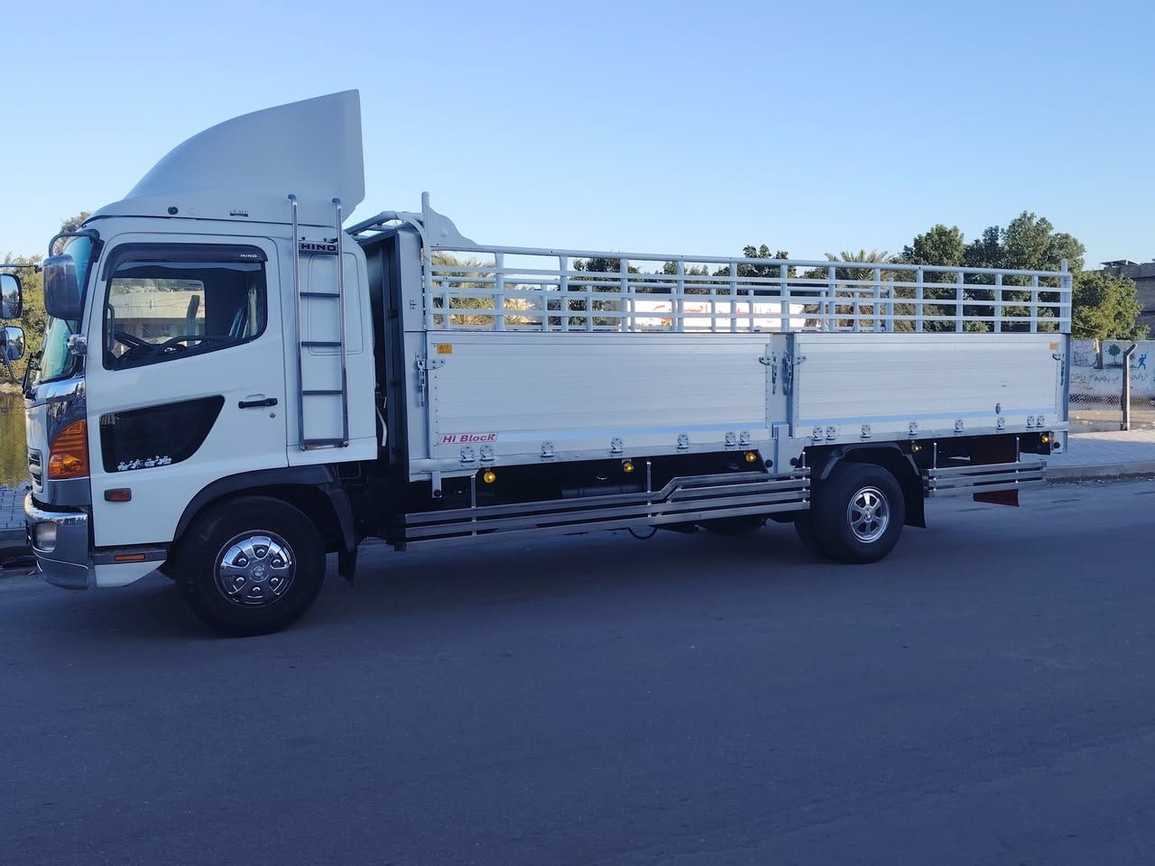 السلام عليكم
هينو شيطان طول ٦وربع بلادي موديل ٢٠٠٣ اصلي شاصي مامصبوغ ٦سلندر 80 عادي فاكيوم البدي ٨٠ قطعتين  قواطع جنل محجر بوري تخم تاير جديد سبايدرات جدد دوشمه ودشبول اسود  كاسحه عاليه السنويه   شهر ٥   ٢٠٢٨ الاتصال على *********** مكان السياره بغداد
