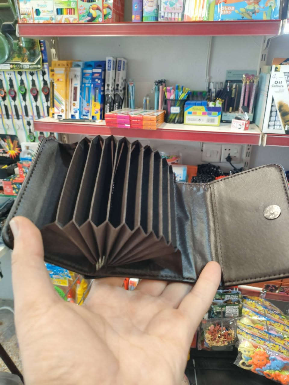 توفر لدى مكتبة يارمجة محفظة نقود و بطاقات اصلي و متعدد الاماكن 
🔴العنوان: قرب دورة الجريسي مقابل مولدة الهادي 
⚪رقم الموبايل: ***********
🟢 واتساب: ***********
🔵تلكرام: YRMGA1@
