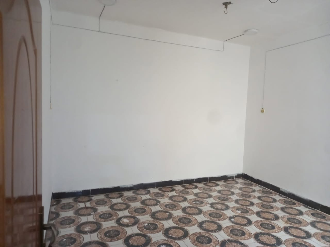 بيت للبيع في شارع المعمل فرع اسواق حسين الرماحي مساحة 210 متر للتواصل واتس ***********
