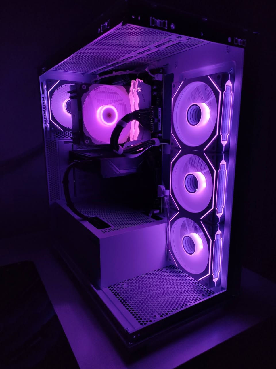 اسعد الله أوقاتكم
بيع سيت اب كامل
التجميعة:
GPU: RTX 4060TI 16GB 2fan OC (Gigabyte)
بعد بيه ضمان سنة

CPU:AMD Ryzen 5 9600x 6C 12T  
بعد بيه ضمان ستة أشهر 

MB:MSI B650 Tomahawk Wifi 
أعلى فئة بالB650

RAM:Tforce DDR5 32GB 6000mhz cl30 White

SSD:Silicon UD90 2TB Pcie 4.0 M.2 nvme (5000read/4800write)
 البراند معروف بالخارج

PSU:MSI A750GL 80+Gold ATX 3.1 Pcie 5.0

CPU Cooler:Vetroo v5 White
5انابيب نحاس لتقليل وتوزيع الحرارة

Case:Sama sv_01 White 4fan

السيت اب:

Monitor:Gameon Goa27ips180qhd
 27inch 180hz 2k(ips panel) 0.3ms
بعد بيها ضمان 5 اشهر

Monitor Arm:Mountup من شركة 

UPS:Falcon online 2Kva

Keyboard:Attack Shark K86

Mouse:Attack shark x3 pro 8khz

Headset:Razer blackshark v2 x (White)

ملاحظة:استخدام اقل من شهرين ونظافتها كدامكم اخت الجديدة وكراتين القطع كلها موجودة وبعض القطع بعد بيهم ضمان.
مكاني بالموصل اكو توصيل للمحافظات

سعر الكيس:1.750.000الف
سعر السيت اب: 550.000الف
للتواصل خاص او
واتساب ***********
