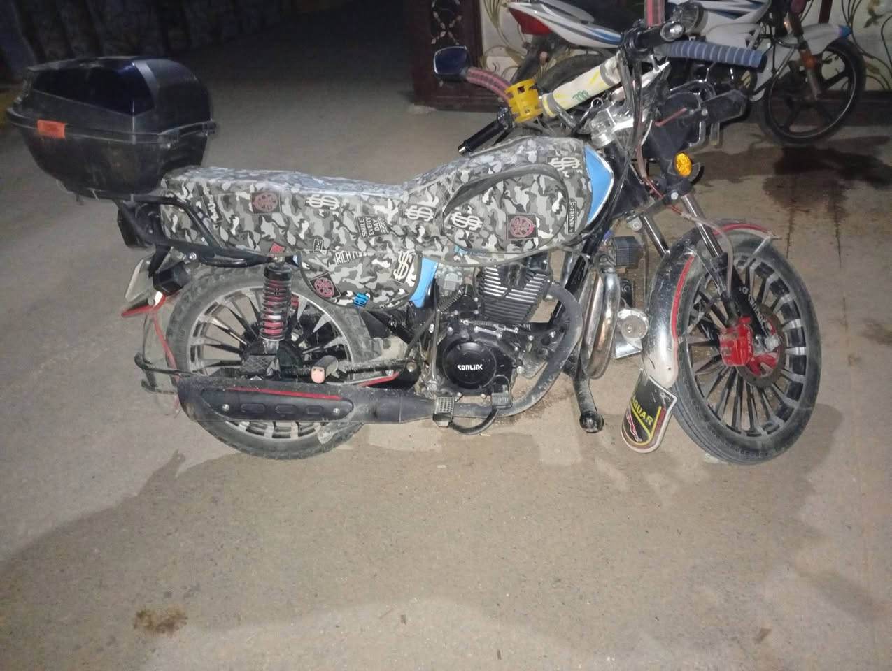 السلام عليكم دراجه سولنك للبيع فقط موديل 25 محرك اسود. جواكيك. ماطور بعده جديد. خابر ع رقمي الخاص مقلق ***********
