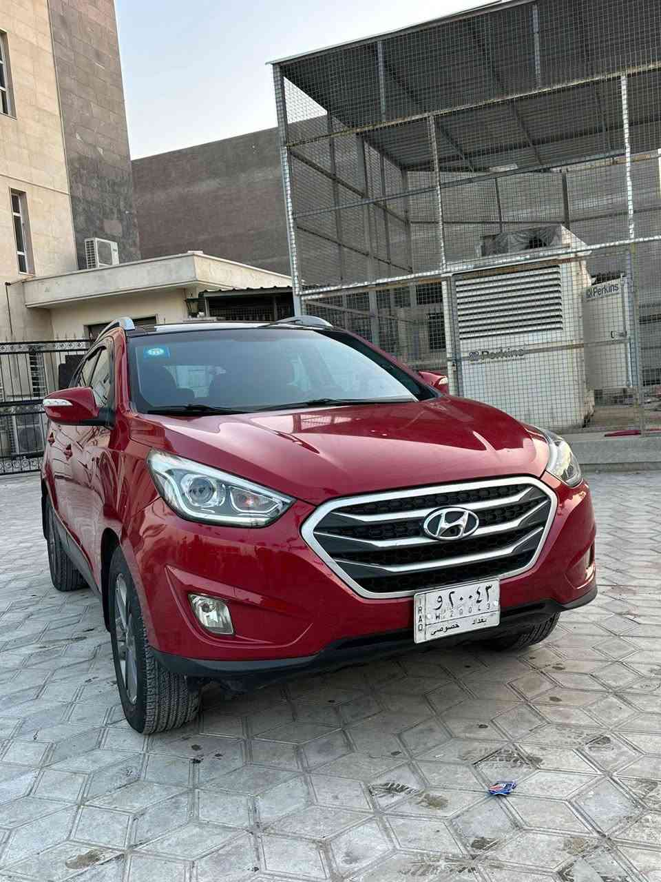 🚗 للبيع – هيونداي توكسان 2015 وارد خليجي 🚗
🔴 اللون: أحمر (دم الغزال)
📄 العنوان: كلين تايتل
🛡️ كفالة عامة من الضربة القوية والحوادث
🎨 بدون قطرة صبغ –فقط بارد في هلالات الجاملغين الخلفيات 
⚙️ المحرك:
2000cc
تنفس طبيعي (دوش)
كير محرك + تبريد + كهربائيات مكفولة بالكامل
بشرط: ما بيها أي نقص
📊 الممشى: 120 ألف
✨ المواصفات:
✅ لايتات LED حاجب
✅ أشاير بالمرايات
✅ بانوراما على طول السيارة (طكات عدد 2)
✅ فل تحكم بالستيرن
✅ تبريد عدد 2
🧼 الحالة:
السيارة جاهزة من كلشي، نضيفة جداً،  مابيها اي نقص بدون أي ضرر
🔸 فقط أثر جراد خفيف بالبنيد والقطع البلاستيكية فقط

💰 السعر: 160$
📉 بيها مجال بسيط حق الجية
📍 المكان: بغداد – السيدية
📞 للتواصل: ***********
💬 متوفر واتساب
