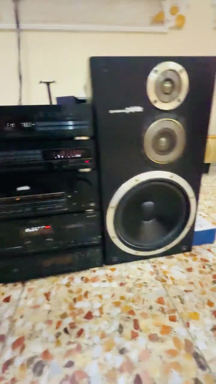 سستم صوت بايونير 140 واط جهاز ضخم سماعات الكبار جهاز بلادي على وضع الشركة بس السيدي مالته متروك ماعرف شبي محولة اصلي وبلوتوث اصلي ويا جهاز كامل تاخذه السعر 250 الف بغداد الحسينيه ***********
