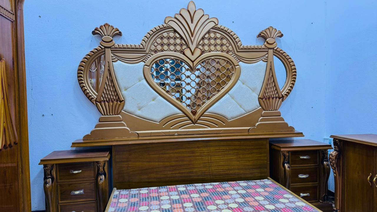 يوجد غرفه نوم صاج عراقي شرط حطاطه فصال هيت خشب درجه اولى نضافه ١٠٠٪السعر مليون و٤٠٠ للاستفسار ***********
