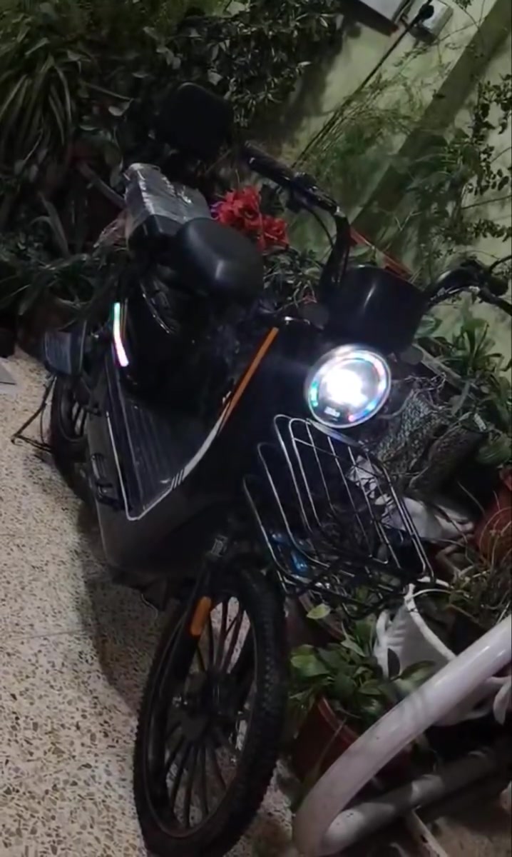 دراجة كهربائية من نوع Ibike أو طراز مشابه (مثل "ريان") بحجم 20 بوصة.تتميز بوجود سلة أمامية معدنية ومصابيح أمامية LED متعددة الألوان.عادةً ما تأتي هذه الدراجات ببطاريات 48 فولت أو 60 فولت، وتصل سرعتها إلى 60 كم/س. السعر 210 وبي مجال للاستفسار التواصل على الارقام ***********.. ***********
