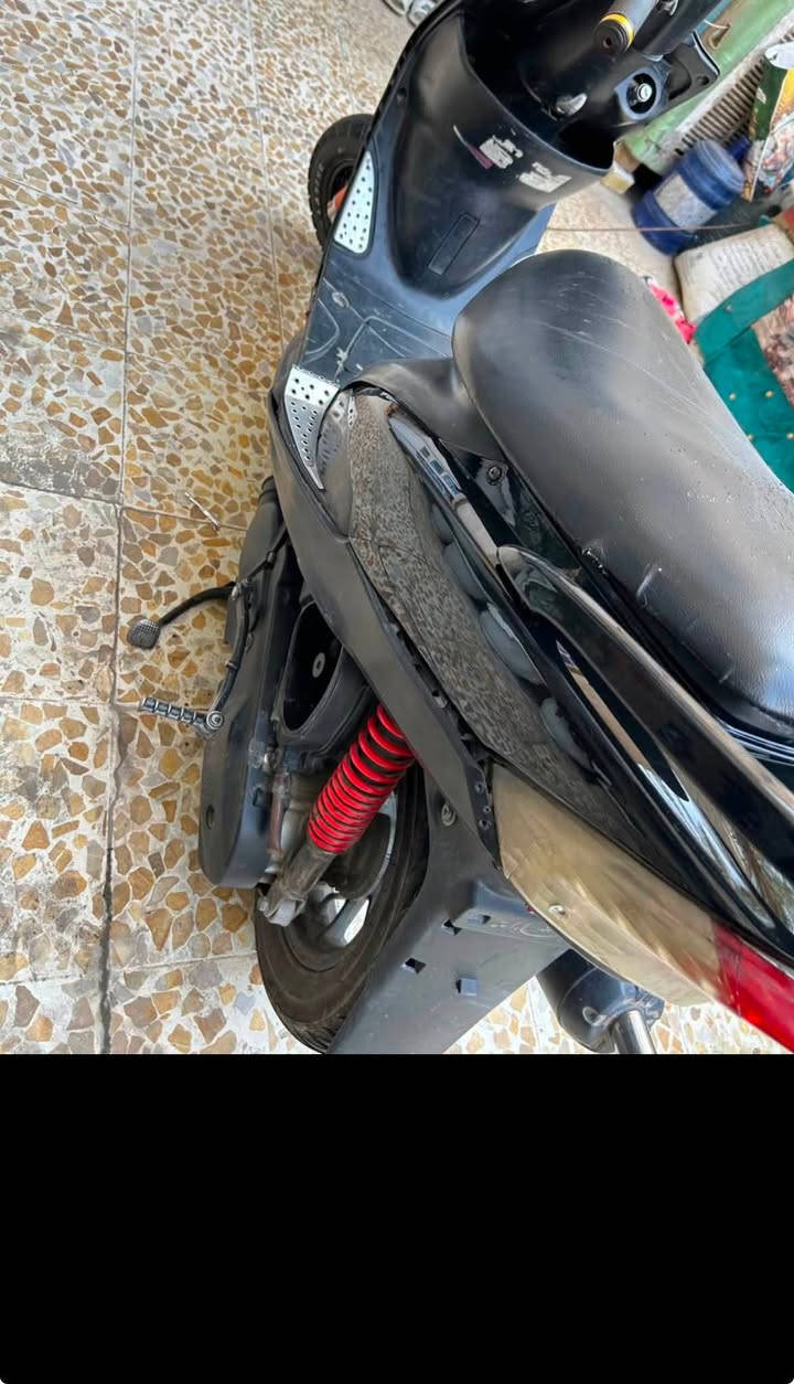 سلام عليكم 
ماكس عدله 120 
رايدهه ب ٣٥٠ 
الدراجه مكينتهه حلوه وهيه مرتبه ونكره الله شاهد(مكينه مفتوحه) وكدامك تصوير ومتلكه بهيج سعر 
 ( بيهه نقوصات ) كهربائياتهه كله طافيه لبارد مدري شبي هوه بعد انت اترتب وبيهه وبعد نقوصات بسطه بس هيه شغاله واروح واجي بيهه من الشغل ومابيهه اي خلل 
اريد ابيعهه لان محتاج 
مكاني بغداد الحريه
رقمي ***********
