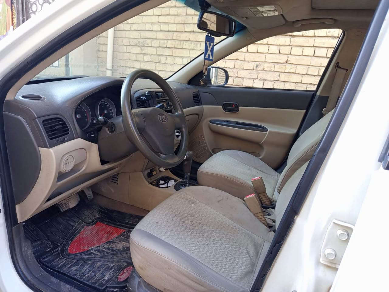 السلام عليكم اكسنت للبيع موديل 2011 خليجي فول مواصفات السياره بيها فقط بنيد مبدل اصلي والباقي مكفول من الصبغ فقط شخوط بسيطه وبيها رصعه بالقماره مال طابوكه 
السعر 94 وبيها مجال
الرقم ***********
المكان الشعله بغداد, العراق
