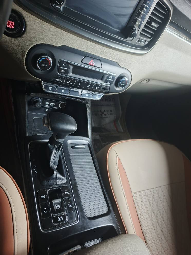 كيا سورنتو 2020 ( خـليـجـي )  شركه دوليه 
مكفوله من الضربه والصبغ   والبارد
رقم بغداد بسمي ارقام جديده وهزه جديده وسنويه
مواصفات
بصمه 
دفع رباعي فورويل
كشنات حار بارد
4 كامرات محيطيه
هاند بريك دكمه 
اوتوهولد
كشنين كهربائي
باب خلفي كهرباء  
نضام بريك ابي اس 
لدات اماميه خلفيه
لايت زنون
كامره اصليه دواره 
حساس امامي خلفي اصلي
شاحن وايرليس
3قطع تبريد
لد امامي بكلايت لد
شاشه كار بلي اصلي 
كروس سرعه
تحكمات ستيرن
اريل انفكيشن
سبعه راكب
ويل كب نيكل
بصمه تشغيل وابواب 
6 سلندر  م3500  مامفتوح بلادي
8كير مامفتوح بلادي   
ترحيب  
كامره دوارة      
مري شفط    اشاره بالمري 
برادات بلاديه 
شاشه كبيرة 
فول تحكم استرن 
اربع انظمه قياده  Sport  eco cimfort   smart 
كشافات ضباب رباعي
علامة بالدواسه 
السياره جديده جدا جدا مكفوله من الضربه والصبغ  السياره جديده ماشيه 78
السعر 275$
*********** بغداد, العراق
