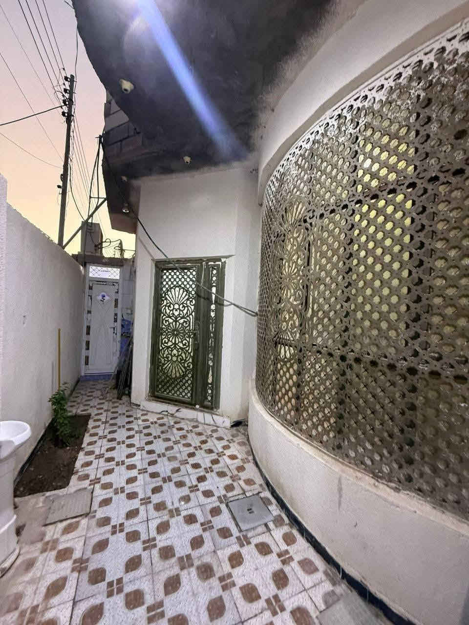 دار سكن #للبيع
المساحة 100م 

ملك صرف زراعي عراقي نموذج 25

#السعر :: 50 مليون قابل للتفاوض

#يحتوي :: طارمة ، صحيات خارجية

استقبال ، صالة ، مطبخ ، مصعد درج

غرفتين منام وحدة كاملة والثانيه هيكل

صحيات داخلية ، كونكريت شغل مرتب

#الموقع: البصرة - ابي الخصيب - العوجة

قرب معمل الفرمستون 

#للأستفسار :: ***********
