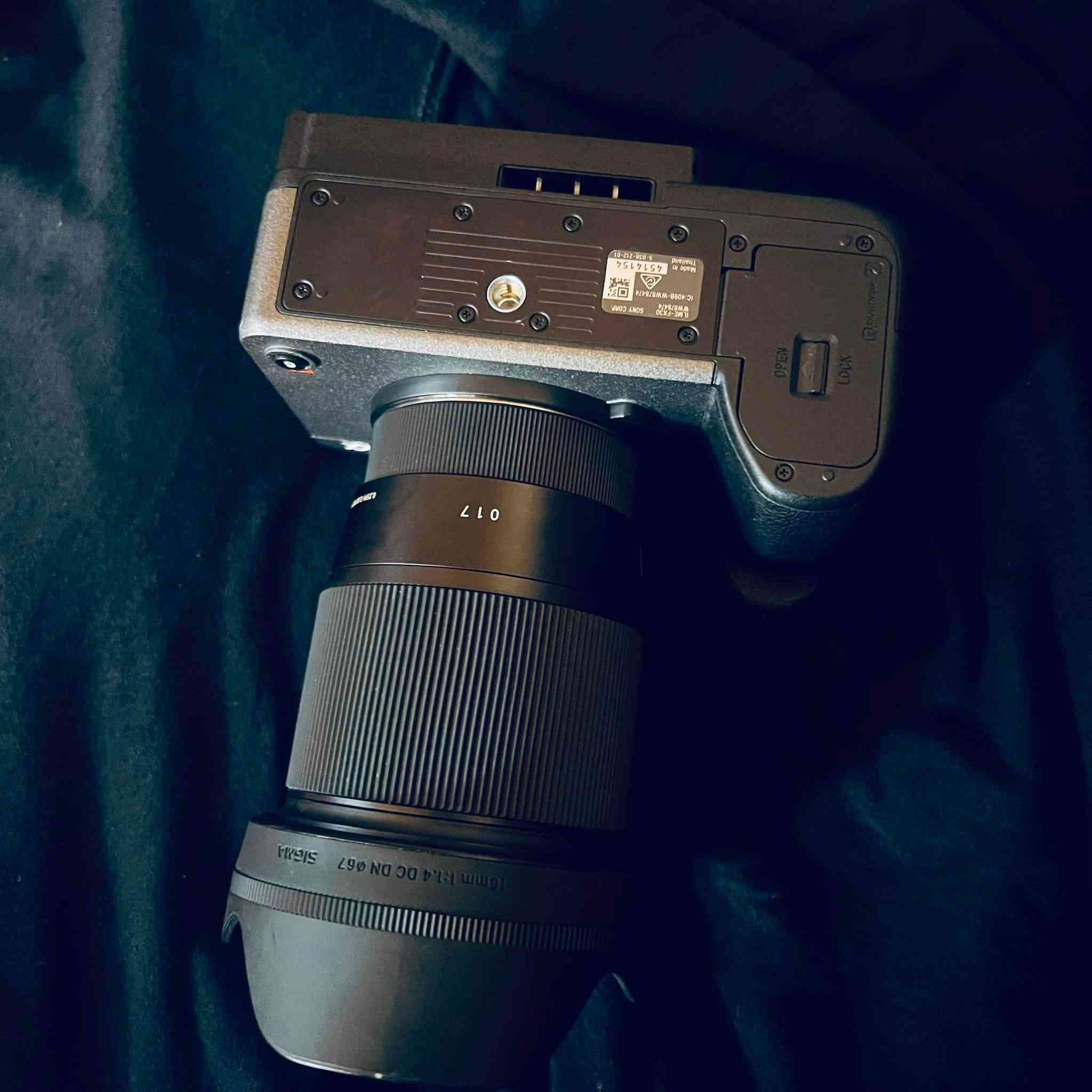 🎥 للبيع: Sony FX30 + عدسة Sigma 16mm F1.4
📦 الحالة:
مستعملة استخدام خفيف جدًا (مرتين فقط) – نظيفة كأنها جديدة 100%

📸 المواصفات:

* كاميرا Sony FX30 احترافية للتصوير السينمائي
* عدسة Sigma 16mm F1.4 (حدة عالية وعزل جميل)
* أداء قوي بدقة 4K
* مناسبة للتصوير الاحترافي، اليوتيوب، والتيك توك

✨ المميزات:
✔️ نظافة عالية بدون خدوش أو مشاكل
✔️ استخدام شبه جديد
✔️ جودة تصوير سينمائية رهيبة
✔️ جاهزة للاستخدام مباشرة

💰 السعر: (خاص او توصل عله الرقم)

📩 للتواصل: ***********

